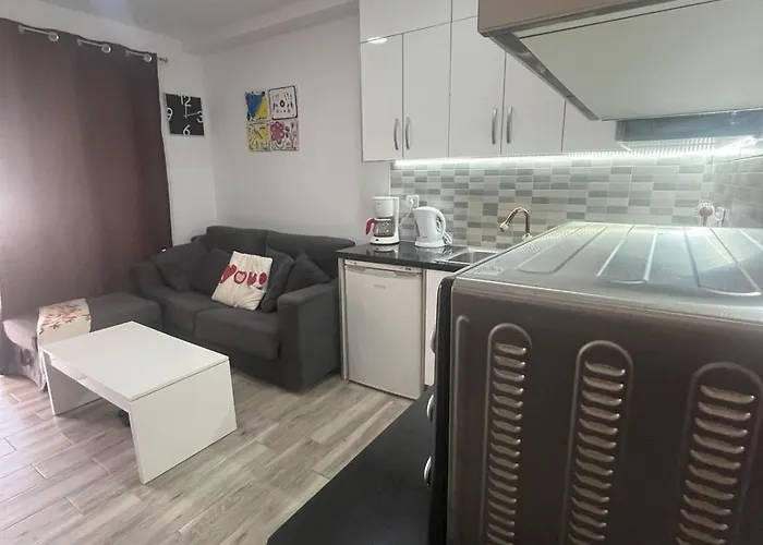 Aircon -Cozy Pool View Apartment - Mareverde شقة